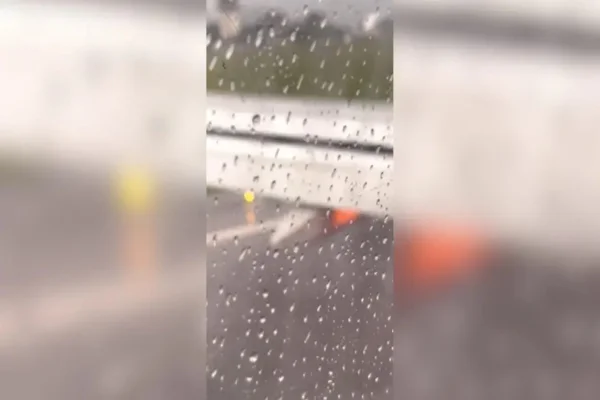 Imagem colorida mostra susto em avião - Metrópoles