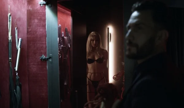 Angel (Camila Queiroz) e Percy (Gabriel Braga Nunes) em Verdades Secretas2
