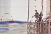 Momento em que Igor joga o aparelho na piscina