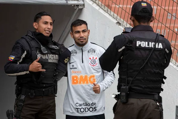 Sornoza aceita reduzir salário e deve trocar Corinthians pela LDU