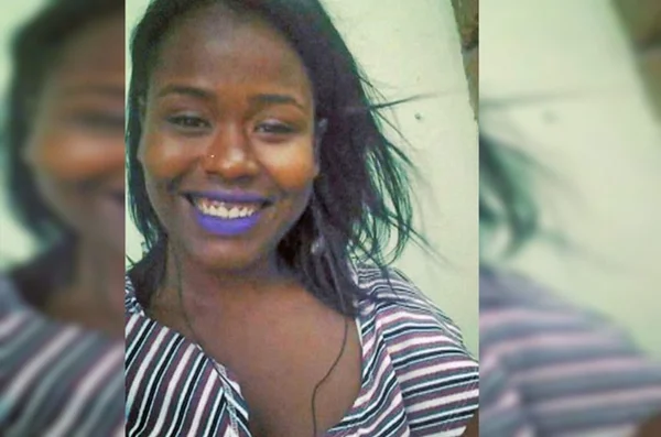 mulher negra sorrindo