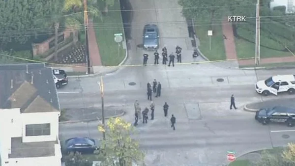Atirador deixa pessoas feridas em centro comercial de Houston, nos EUA