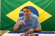 O candidato do PL à Presidência, Flávio Bolsonaro, em transmissão ao vivo nesta quinta-feira (20/8)