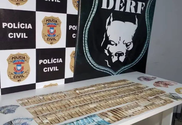 imagem colorida estudante de direito presa durante apresentacao tcc mt