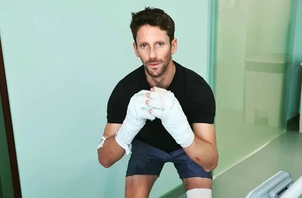 Romain Grosjean com mãos enfaixadas