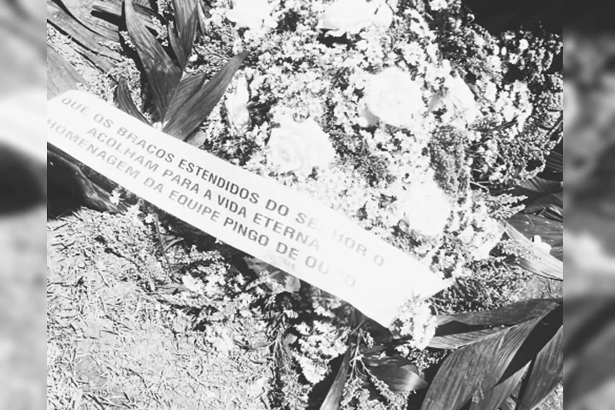 Homenagem deixada sobre o caixão do rapaz, que foi morto com um tiro no peito Homenagem deixada sobre o caixão do rapaz, que foi morto com um tiro no peito