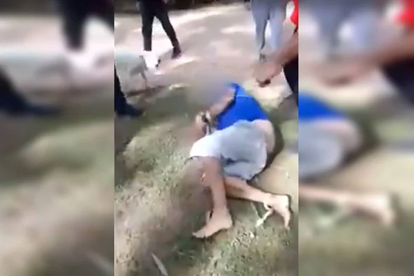 Foto colorida de print de vídeo com homem caído