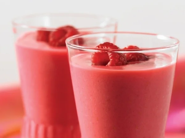Aprenda a fazer duas bebidas refrescantes para aplacar o calor do verão