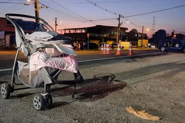 Imagem colorida mostra carrinho de bebê e local onde Bebê e mãe são atropelados em São José dos Pinhais - Metrópoles