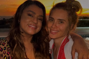 Carol Dieckmmann e Preta Gil posam juntas e sorridentes