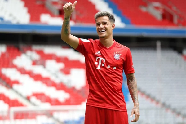 Tragam a cerveja! Coutinho ganha a 10 e celebra empréstimo ao Bayern