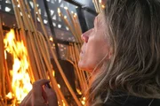 Mulher reza no Santuário de Nossa Senhora de Aparecida, em SP