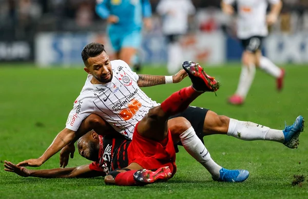 Corinthians e Athletico-PR ficam no 2 x 2 no duelo em Itaquera