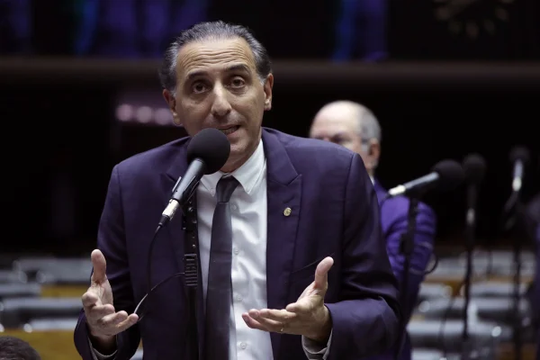 Imagem colorida mostra o ex-deputado federal Eduardo Cury no plenário da Câmara - Metrópoles