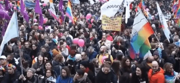 Roma tem protestos contra lei de união homossexual que proíbe adoção