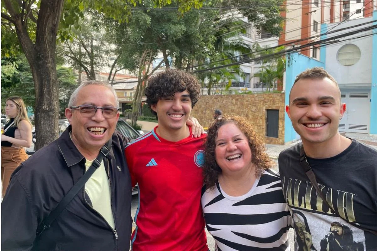 Daniel Medina (à direita) com sua família. O pai dele, Félix (à esquerda, de agasalho preto) está desaparecido desde o dia do terremoto. Daniel Medina (à direita) com sua família. O pai dele, Félix (à esquerda, de agasalho preto) está desaparecido desde o dia do terremoto.