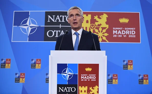 homem discursando em palanque