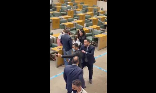 Gil Diniz chegou a puxar o paletó de Arthur do Val