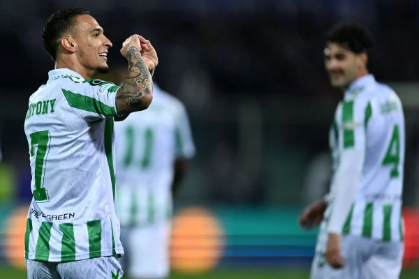 Imagem de Antony comemorando gol pelo Real Betis - metrópoles