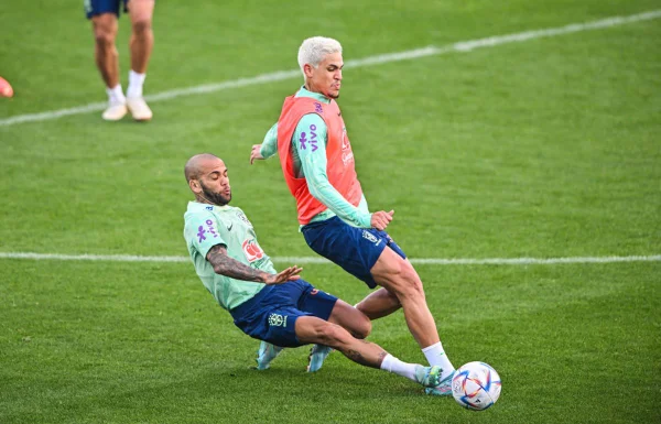 Vai com calma: Daniel Alves dá carrinhos em treino e web reage