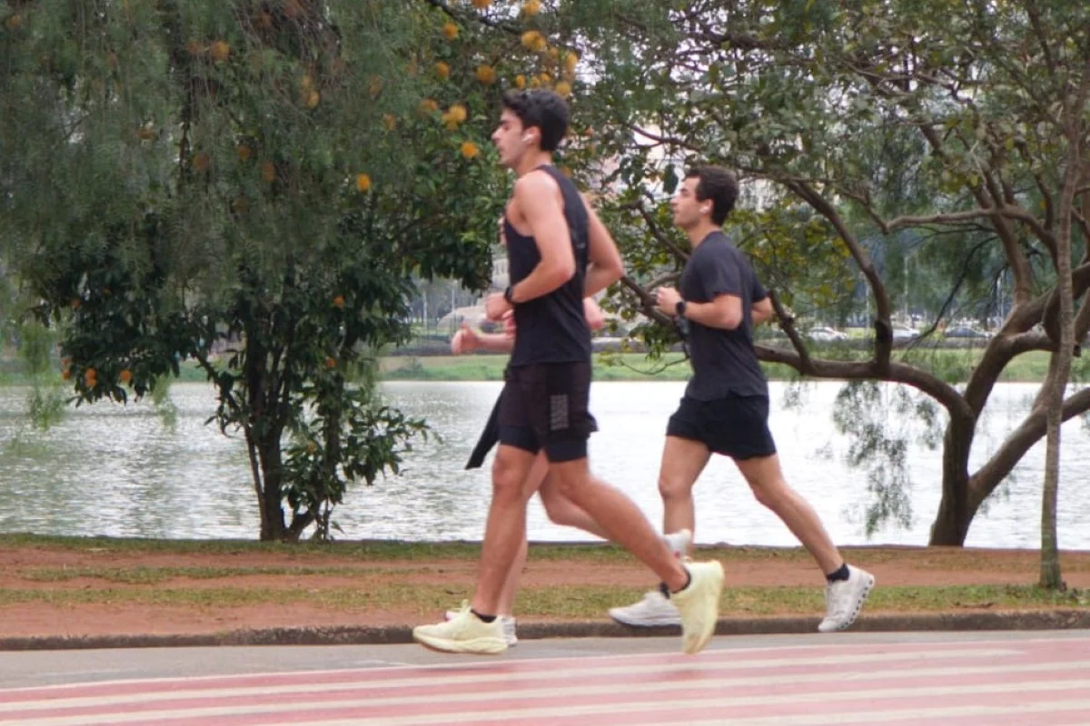 Corredores no Parque Ibirapuera, em São Paulo Corredores no Parque Ibirapuera, em São Paulo