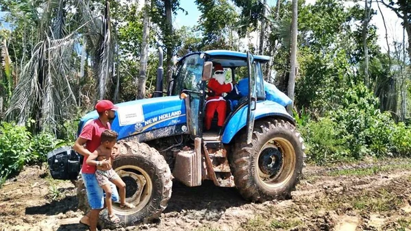 Papai Noel usa trator para entregar presentes a crianças indígenas