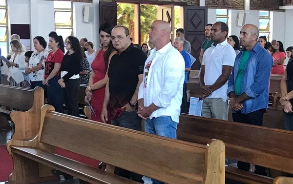 Vídeo: Ibaneis e Padre cantam hino do Flamengo durante a missa