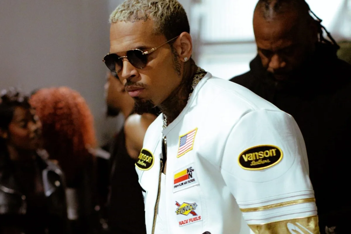 Chris Brown posa de óculos escuros e jaqueta Chris Brown posa de óculos escuros e jaqueta