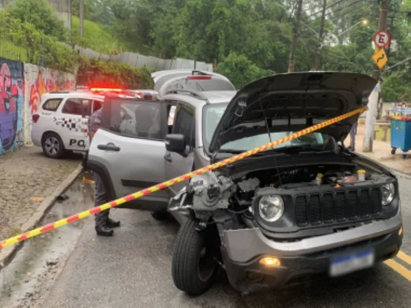Imagem mostra carro batido - Metrópoles