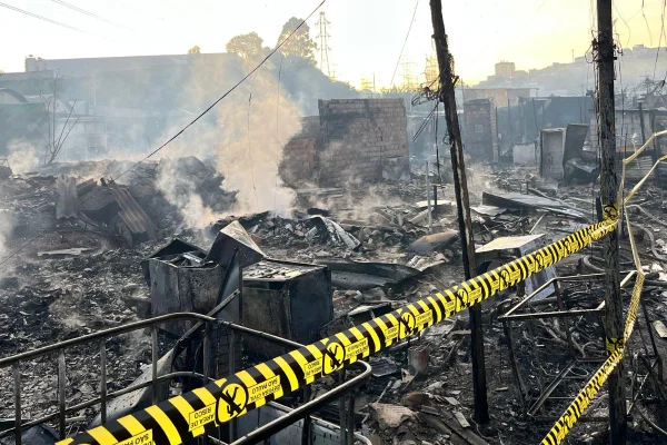 Ao todo, 27 famílias ficaram desalojadas e três desabrigadas. O incêndio atingiu aproximadamente 300 m² da área da comunidade em Osasco - Metrópoles
