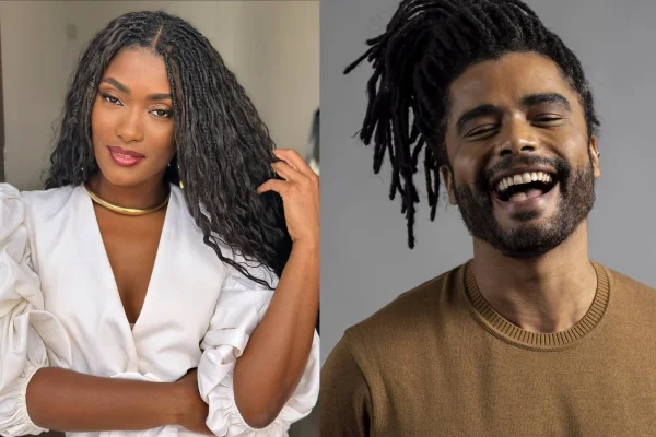 Erika Januza com as mãos no cabelo ao lado de Diogo Almeida sorrindo