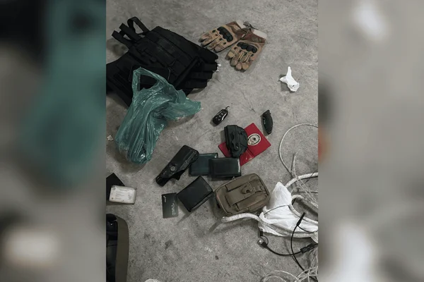 Imagem colorida de pertences apreendidos com policiais presos em flagrante por extorsão contra motorista de app - Metrópoles