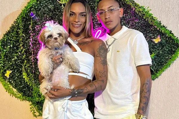 Samara Mapoua e o namorado posam com o cachorrinho da família - Metrópoles