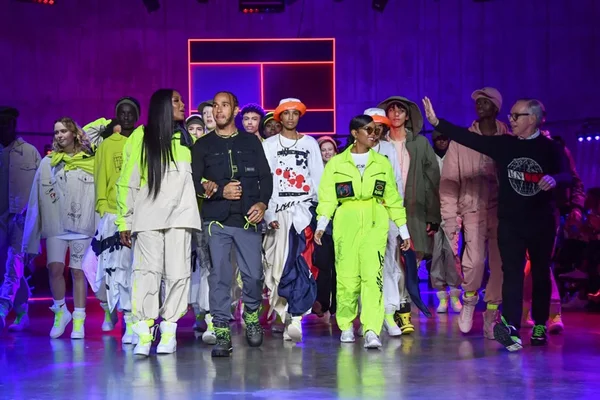 LFW: Tommy Hilfiger exibe parceria com Lewis Hamilton e H.E.R.