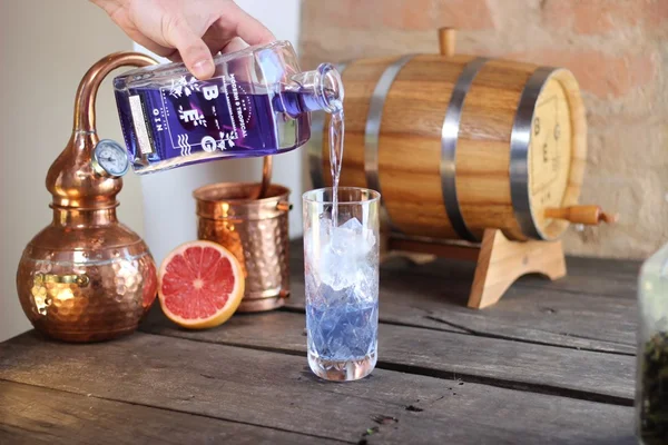 Marca de SP lança gim azul que muda de cor