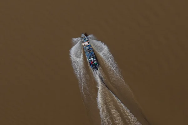 foto colorida mostra barco em apoio logístico a garimpo em terra indígena yanomami - Metrópoles