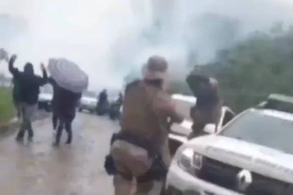 Foto colorida de conflito entre indígenas e policias em Santa Catarina - Metrópoles