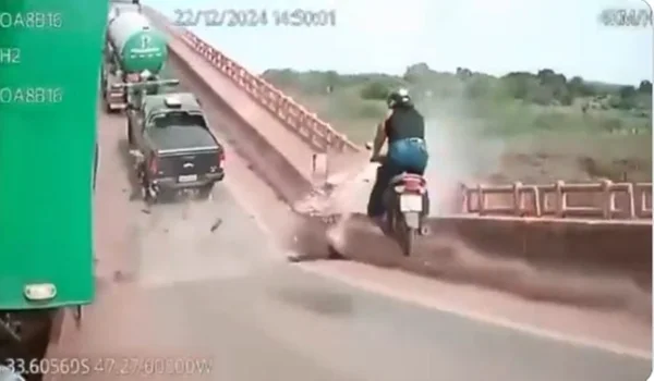 imagem colorida momento do desabamento da ponte jk