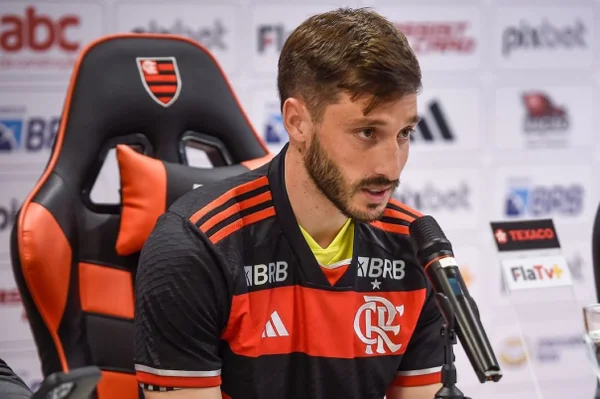 Imagem colorida de Matias Viña concedendo entrevista vestindo a camisa do Flamengo