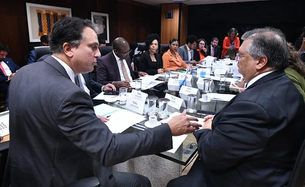 Reunião ministros sobre ataques a escolas