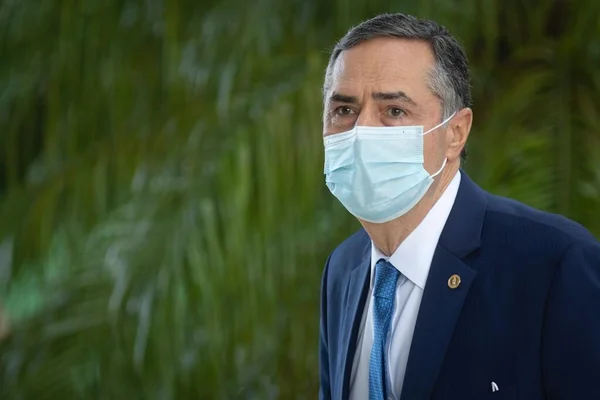 Ministro Luís Roberto Barroso chegando ao STF para reunião com o Governador João Doria
