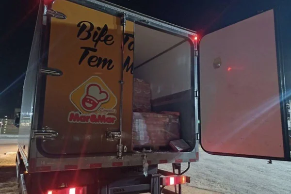 Já na madrugada desta terça-feira (13/8), a PRF também foi acionada para atender a uma ocorrência de furto na BR 040, em Cristalina (GO), Entorno do Distrito Federal. Segundo o motorista de um caminhão, enquanto ele descansava, dois homens tentaram furtar caixas de hambúrgueres no baú de seu veículo.