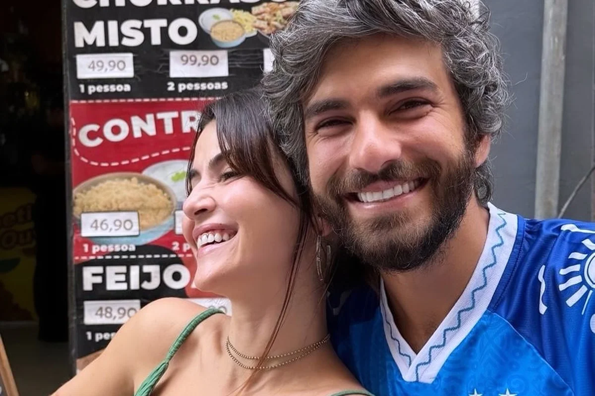 Hugo Moura e Maria Clara Senra posam sorridentes para as redes sociais Hugo Moura e Maria Clara Senra posam sorridentes para as redes sociais