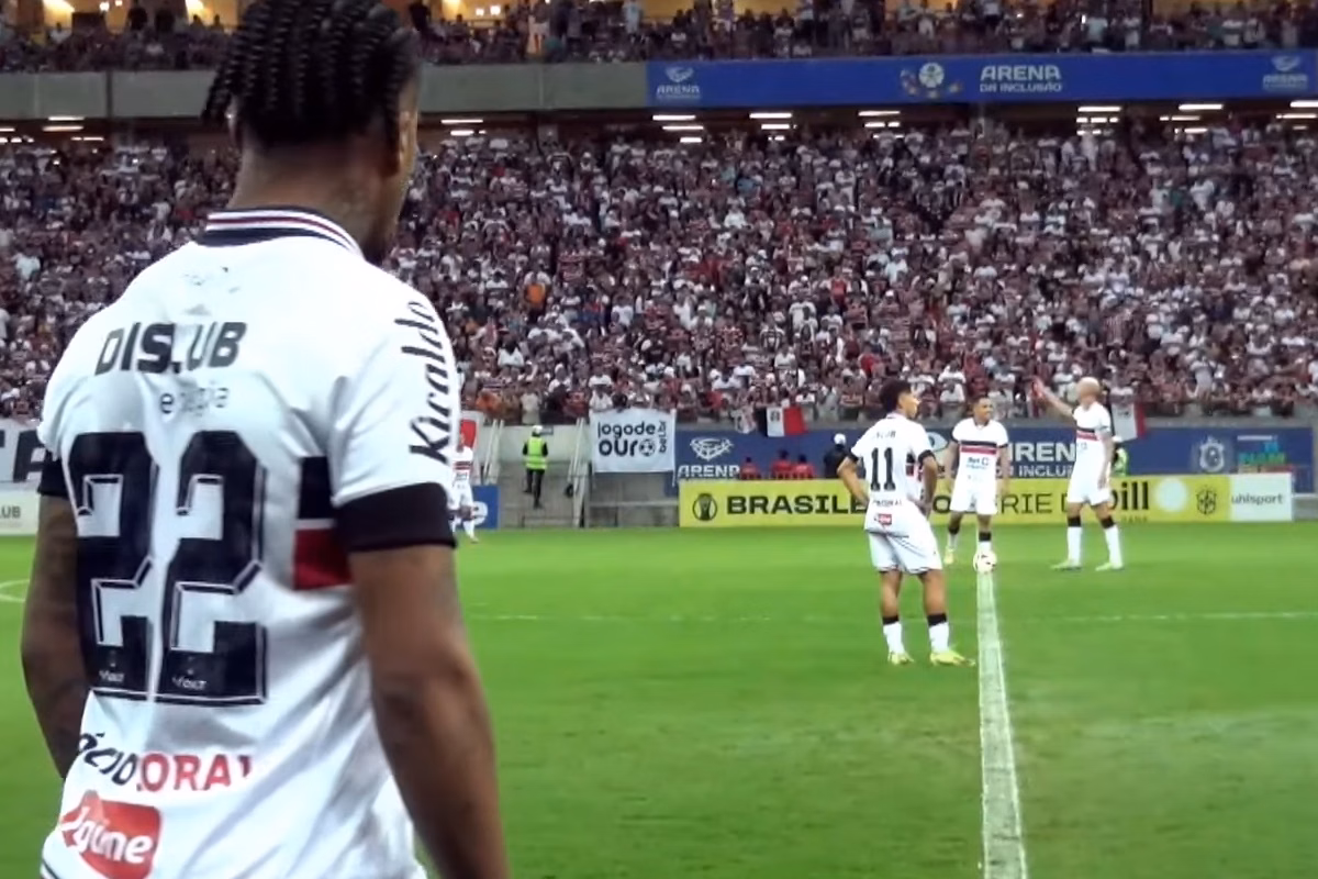 Jogadores do Santa Cruz aguardam apito inicial do jogo pelas semifinais da Série D contra Maranhão