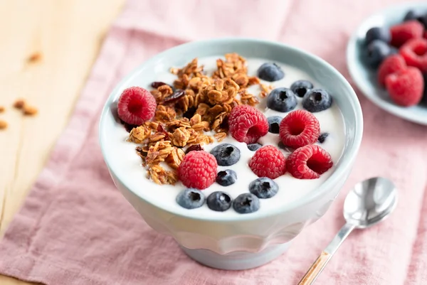Tigela de iogurte com granola - Metrópoles
