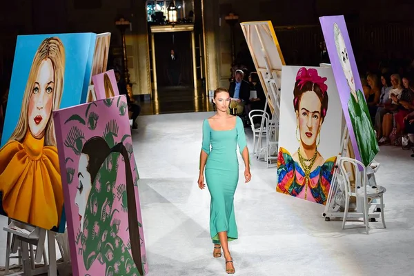 Pantone revela as principais cores da primavera/verão 2020 no NYFW