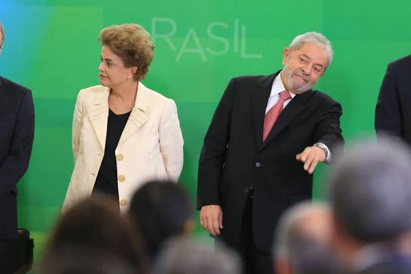 Ex-presidente Lula toma posse como ministro da Casa Civil em meio a protestos