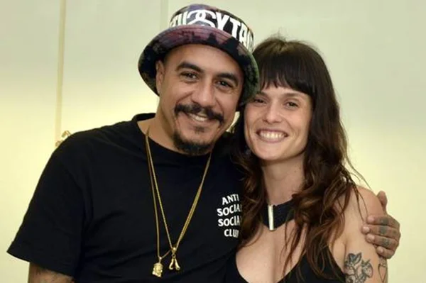 imagem colorida mostra o casal Marcelo D2 e Luiza. metrópoles