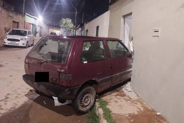 Imagem colorida. Uno Mille vermelho estacionado