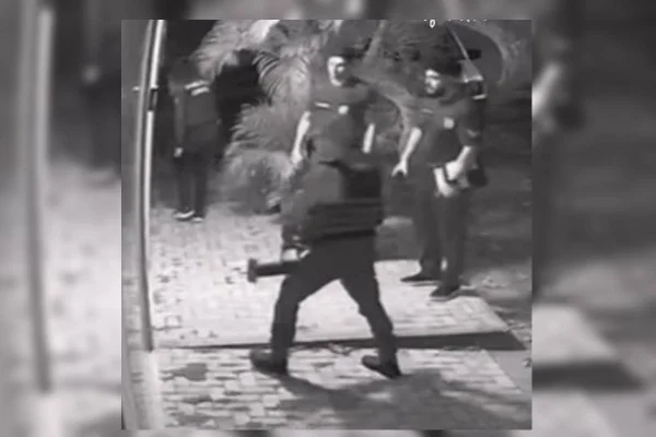 Imagem em preto e branco de invasão a imóvel